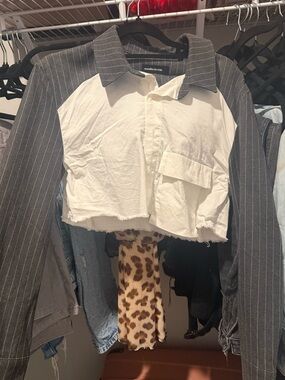 Maniere De Voir Two-Tone Pinstripe Sleeve Cropped Shirt Jacket - White & Gray